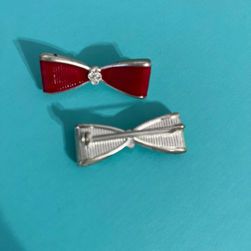 2 Vintage Elegant Brooch pins  - Red and Green